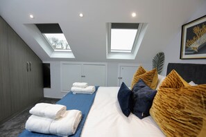 3 bedrooms, iron/ironing board, free WiFi - North Finchley N12 - Chic 3Bed/2Bath Duplex Flat with Parking and Free WIFI (London)