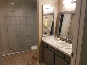 Shower, towels, soap, toilet paper - Apartment in town-walking distance to everything (Kailua-Kona)