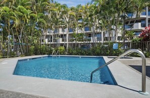 Outdoor pool - Apartment in town-walking distance to everything (Kailua-Kona)