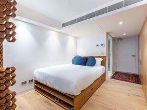 Tabla de planchar con plancha, cuna de viaje, wifi y ropa de cama 