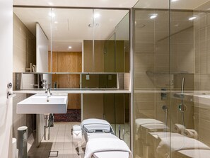 Douche, serviettes fournies, shampoing
