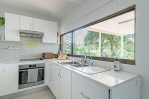 Kühlschrank, Mikrowelle, Ofen, Geschirrspüler