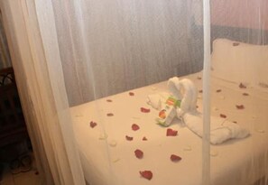 Standard Room | Bed sheets - City Wall Hotel (Nairobi)