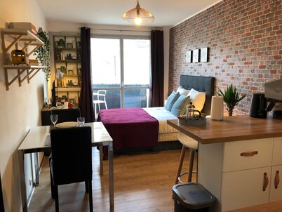 Studio with balcony & free parking