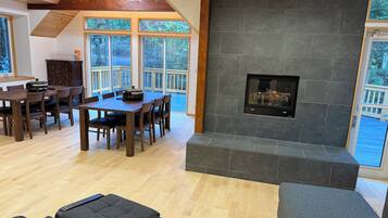 Cabane, 1 chambre, cuisine, vue lac | Coin séjour