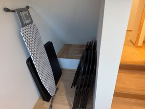 Basic Cabin, 1 Bedroom, Kitchen, Lake View | Living area