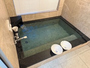 基础小屋, 1 间卧室, 厨房, 湖景 | 浴室 | 毛巾、肥皂、洗发水、卫生纸