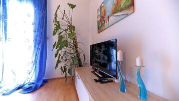 Leilighet (Two Bedroom Apartment with Terrace an) | Oppholdsrom | En 25-tommers Flatskjerm-TV med kabel-kanaler samt TV