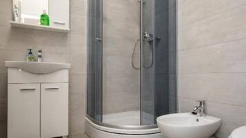 Apartment (Two Bedroom Apartment with Terrace an) | Bathroom | Towels