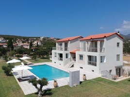 Una piscina al aire libre, sombrillas