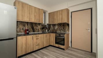 Suite Exécutive | Cuisine privée | Grand réfrigérateur, four, plaque de cuisson, grille-pain