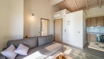 Junior Suite, Sea View | Living room | Smart TV, offices