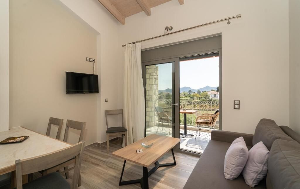 Junior Suite, Sea View | Living room | Smart TV, offices