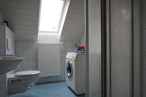 Douche, sèche-cheveux, savon, papier toilette