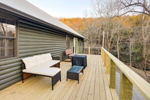 Terrace/patio - Tranquil Creekside Hideout: Families Welcome! (Pineville)