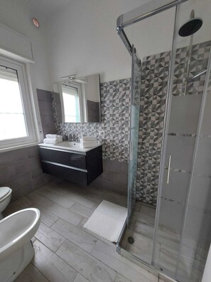 Bathtub, hair dryer, bidet, towels - Villa surrounded by greenery with pool exclusive use in Sicily (Sicilia)