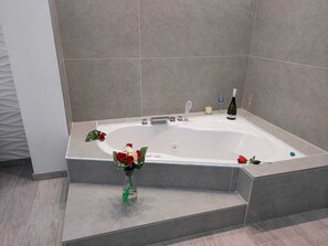 Vasca, asciugacapelli, bidet, asciugamani