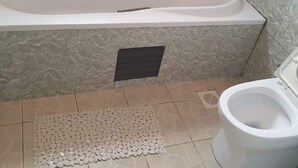 وحدات دش مع أحواض استحمام، مناشف