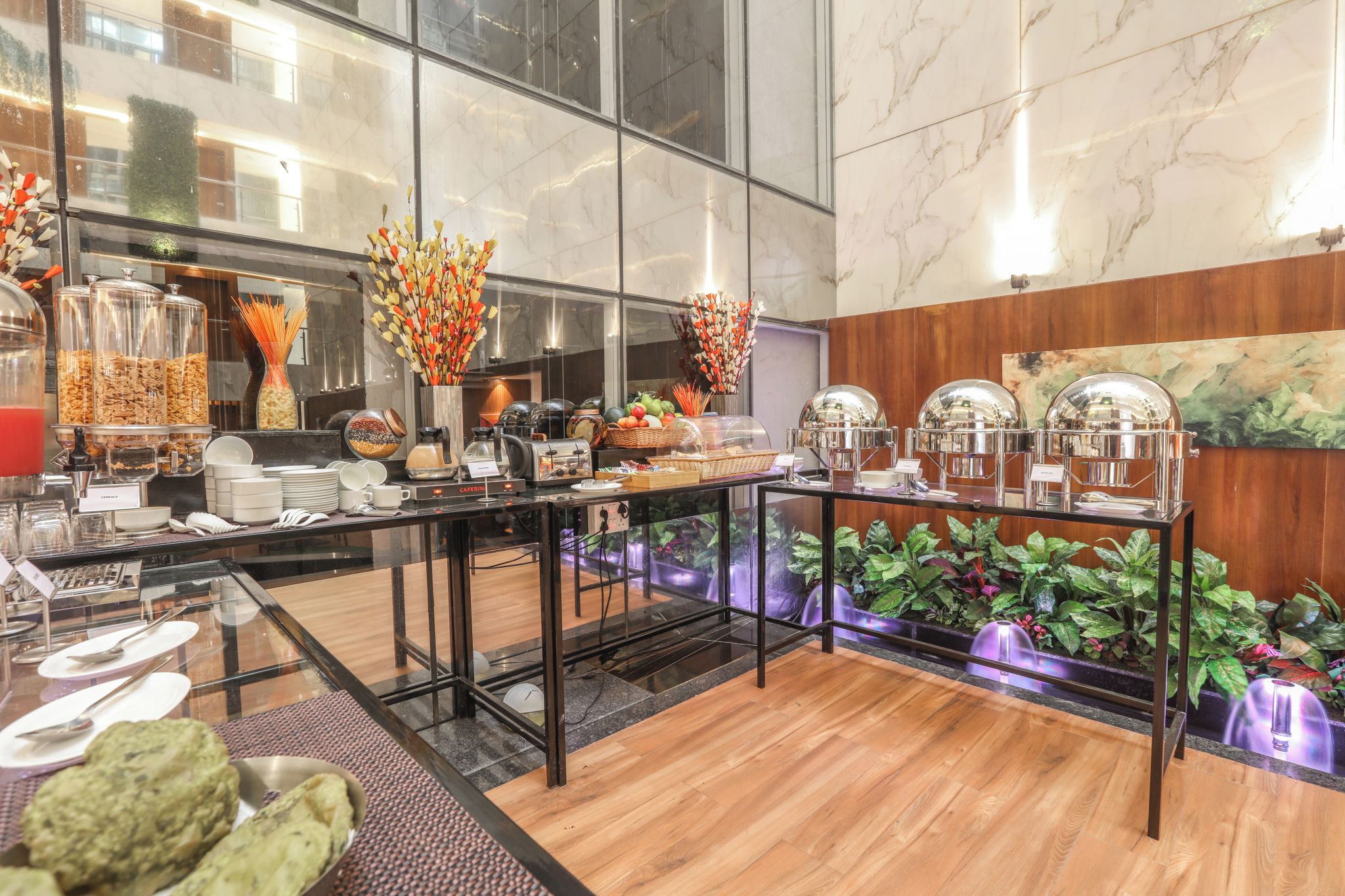 Ein reichhaltiges Buffet mit verschiedenen Speisen und einer Kaffeestation.