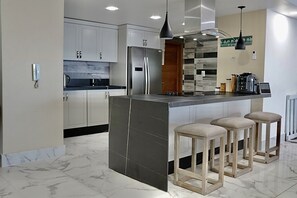 Kjøleskap, ovn, kokeplater og oppvaskmaskin