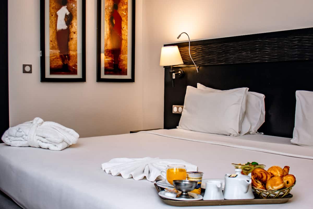 superior double room, 1 king bed, pool access | 1 bedroom, premium bedding, minibar, in-room safe