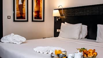 Habitación doble superior, 1 cama de matrimonio grande, acceso a la piscina | 1 dormitorio, ropa de cama de alta calidad, minibar y caja fuerte