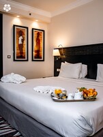 Ropa de cama de alta calidad y minibar 