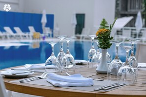 2 restaurants, breakfast, lunch, dinner served; international cuisine