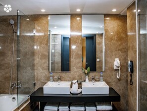 Presidential Suite | Bathroom | Bathtub, hair dryer, slippers, bidet