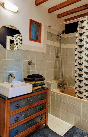 Badewanne, Haartrockner, Handtücher, Seife