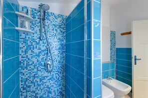 Douche, sèche-cheveux, serviettes fournies