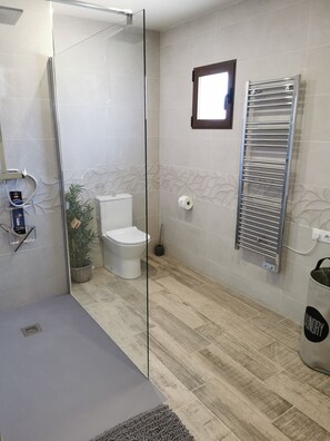 Badewanne, Haartrockner, Handtücher