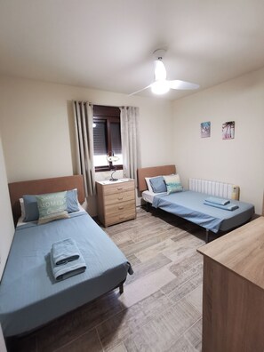 3 slaapkamers, een strijkplank/strijkijzer, gratis wifi, beddengoed