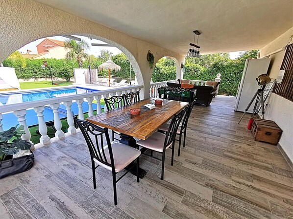 Outdoor dining