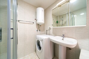 Shower, hair dryer, towels