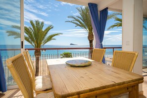 Outdoor dining - Holiday Apartment "WG1 Benidorm" Near the Beach with Sea View, Balcony, Air Conditioning and Wi-Fi (Benidorm)