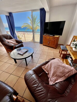 TV - Holiday Apartment "WG1 Benidorm" Near the Beach with Sea View, Balcony, Air Conditioning and Wi-Fi (Benidorm)