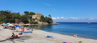 Apartment "La Pergola al Cavo 5" close to the Beach with Shared Pool & Wi-Fi