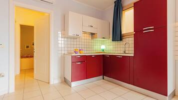 Refrigerador, placa de cocina, utensilios de cocina