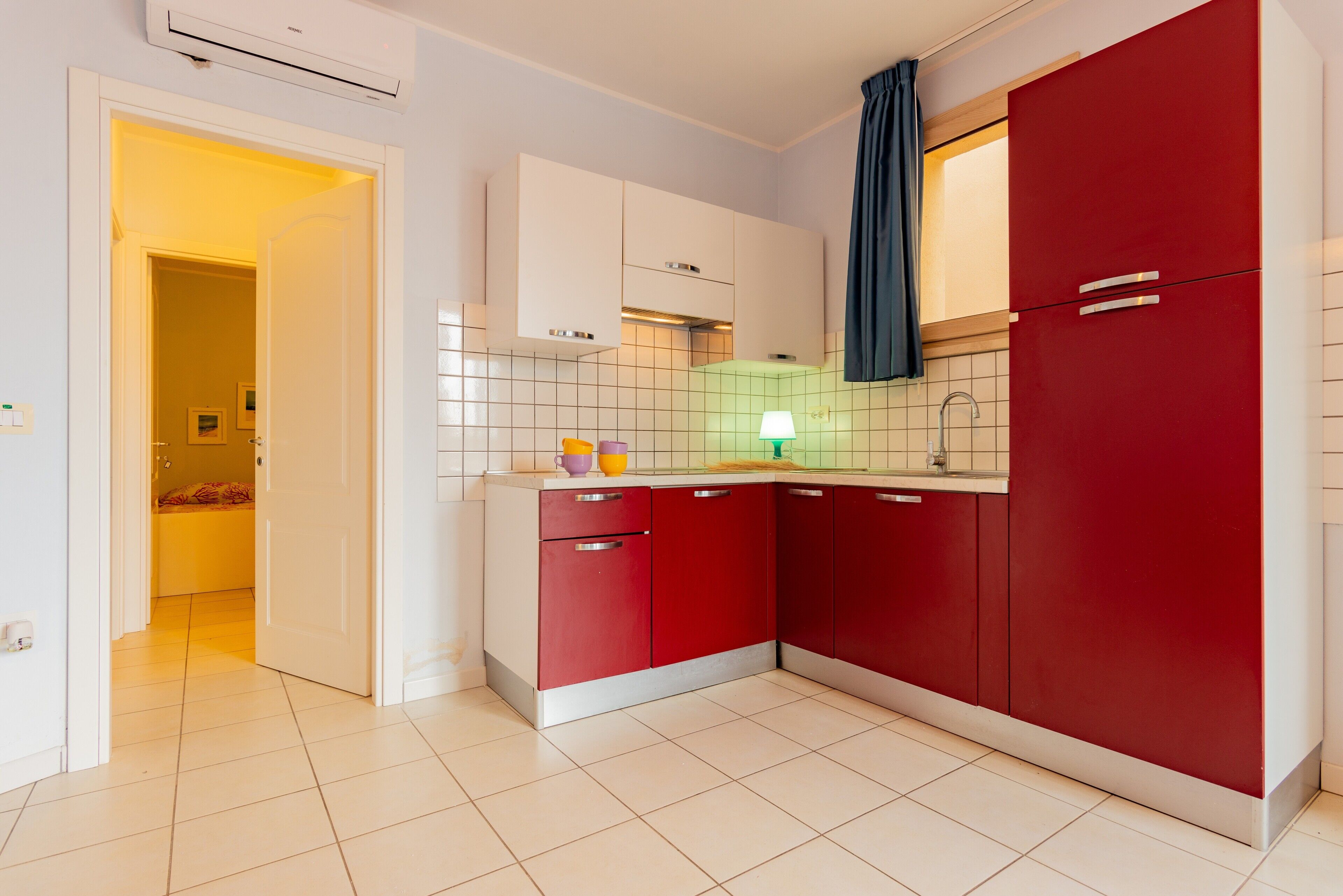 Kühlschrank, Herdplatte, Kochgeschirr/Geschirr/Besteck