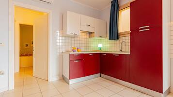 Kühlschrank, Herdplatte, Kochgeschirr/Geschirr/Besteck