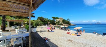 Apartment "La Pergola al Cavo 5" close to the Beach with Shared Pool & Wi-Fi