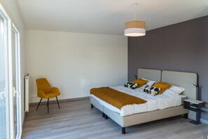 5 bedrooms, desk, iron/ironing board, travel cot