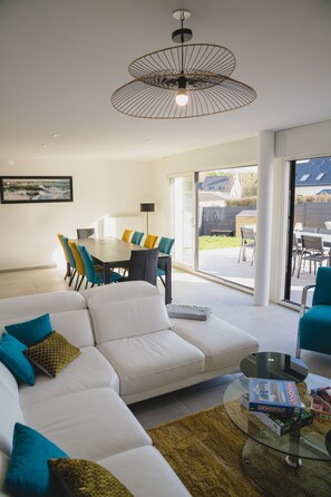 Smart TV, reproductor de DVD, libros y estéreo 