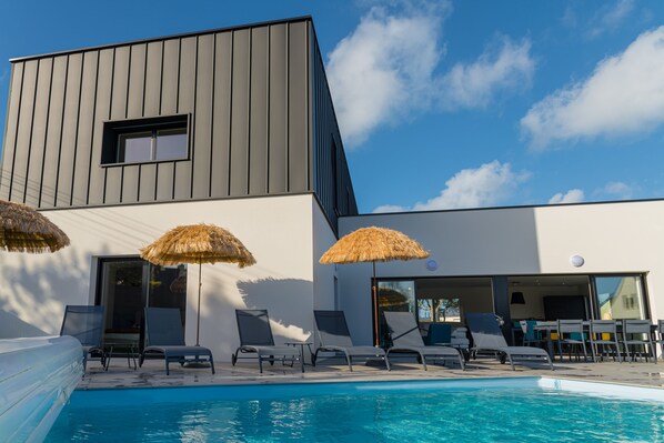 Alberca al aire libre y alberca climatizada