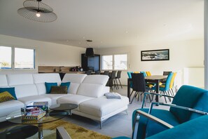 Smart TV, reproductor de DVD, libros y estéreo 