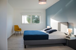 5 habitaciones, escritorio y tabla de planchar con plancha 