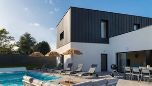 A modern house with a swimming pool, outdoor seating, and a barbecue area. - Private pool villa - 5* (Plurien)