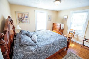 5 bedrooms, iron/ironing board, free WiFi, bed sheets - Amish Stay Vacation Home - Bird in Hand, Lancaster PA (Bird in Hand)