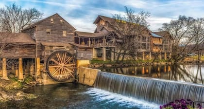 Charming 2BR Chalet! Forest VIEWS in Gatlinburg!